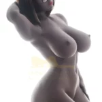 Beline Sex Doll 158 cm IronTech Doll TPE posant de profil, lunettes et cheveux courts.