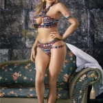 Bella Sex Doll 159 cm IronTech Doll TPE en bikini coloré, debout près d'un canapé élégant.