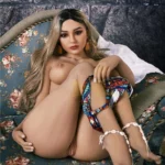 Bella Sex Doll 159 cm IronTech Doll TPE assise sur canapé floral, pose détendue.