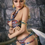 Bella Sex Doll 159 cm IronTech en bikini coloré, posée de profil sur fond de mur en pierre.