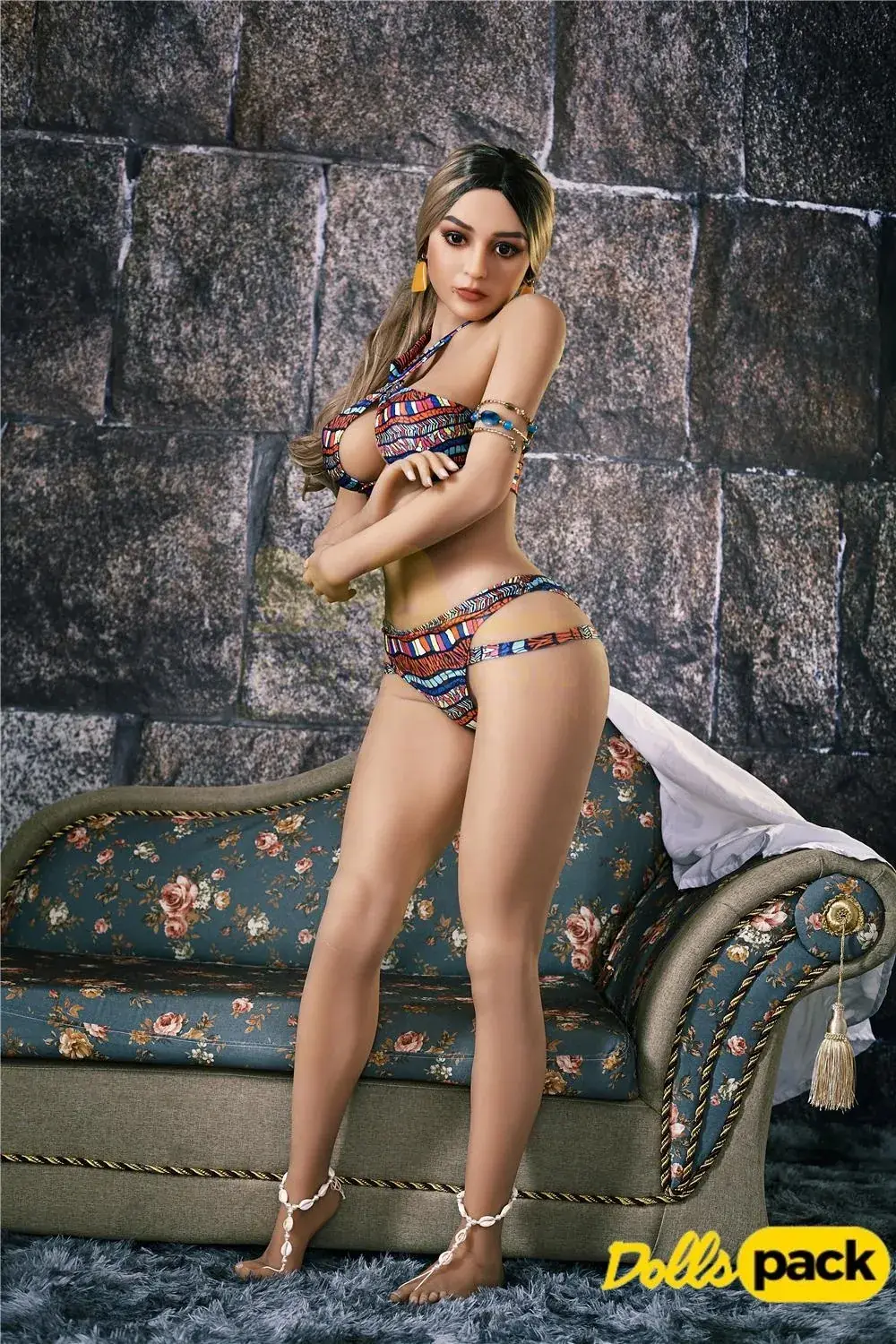 Bella Sex Doll 159 cm IronTech en bikini coloré, posant debout près d'un canapé.