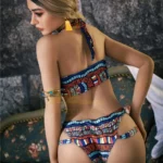 Bella Sex Doll 159 cm IronTech Doll TPE en bikini coloré, vue de dos sur canapé.