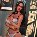 Bella Sex Doll 161 cm IronTech Doll TPE en lingerie noire, pose sensuelle devant un tableau.