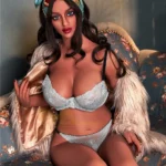Bella Sex Doll 161 cm IronTech en lingerie bleue, posée sur un canapé fleuri vintage.