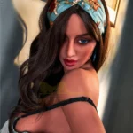 Bella Sex Doll 161 cm IronTech Doll TPE en lingerie verte, pose de profil sensuelle.