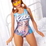 Bellara Sex Doll 153 cm IronTech TPE en maillot graphique, casquette et lunettes jaunes.