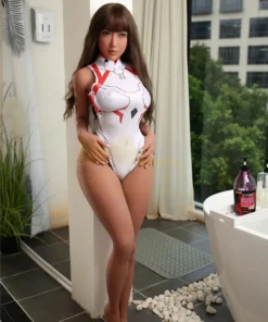 Bellea Sex Doll 153 cm IronTech Doll TPE posée debout en maillot blanc et rouge près d'une fenêtre.