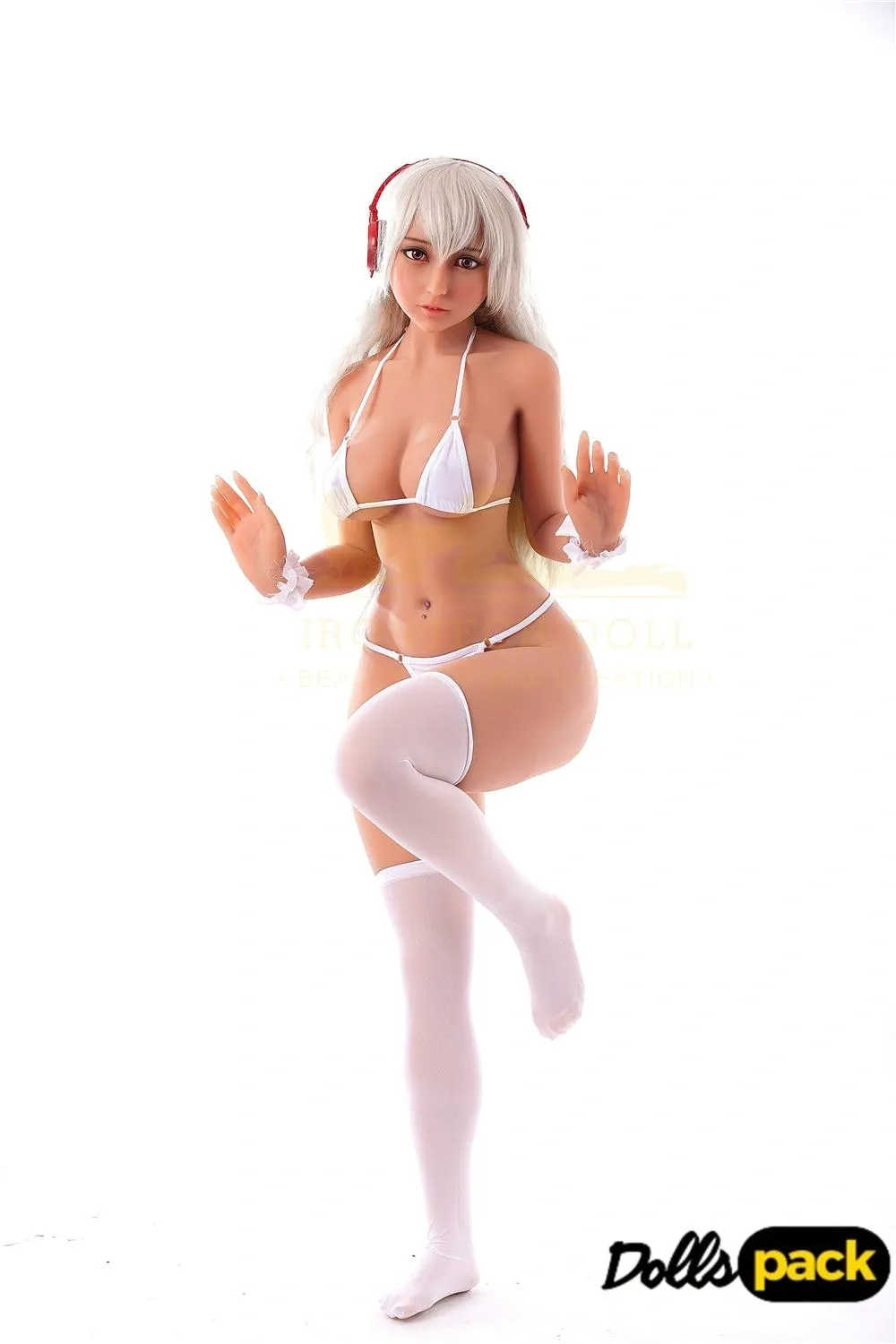 Elara Sex Doll 153 cm en bikini blanc, pose dynamique, cheveux longs argentés, fond blanc.