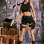 Elara Real Doll 165 cm IronTech Doll TPE en tenue d'aventurière, armée, pose dynamique.