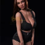 Elisandie Sex Doll 161 cm IronTech, pose inclinée, tenue noire, collants résille.