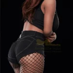 Elisandie Sex Doll 161 cm IronTech, de dos, en short noir et résille, pose sensuelle.
