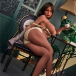 Eliya Sex Doll 163 cm posée sur une chaise, tenue beige, ambiance intérieure élégante.