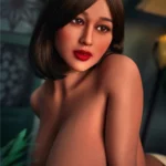 Eliya Sex Doll 163 cm IronTech, pose assise, cheveux bruns courts, expression réaliste.