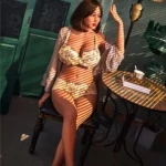 Eliya Sex Doll 163 cm posée sur une chaise, éclairée par des rayons de lumière, en lingerie florale.