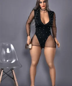 Elizara Sex Doll 156 cm IronTech en robe noire perlée, debout près d'une chaise transparente.