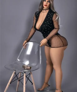 Elizara Sex Doll 156 cm IronTech posée debout, main sur chaise, robe noire à pois.