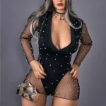 Elizara Sex Doll 156 cm IronTech en robe noire perlée, pose de face, sac à main géométrique.