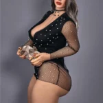 Elizara Sex Doll 156 cm IronTech en tenue noire transparente, posant de profil avec accessoire.