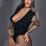 Elizara Sex Doll 156 cm IronTech en robe noire perlée, posant debout avec un flacon de parfum.