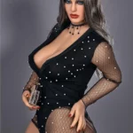 Elizara Sex Doll 156 cm IronTech en body noir perlé, pose glamour de trois-quarts.