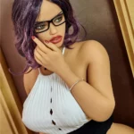 Eloda Sex Doll 156 cm IronTech Doll TPE, pose assise, robe blanche, lunettes, cheveux violets.