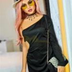 Elodora Sex Doll 165 cm IronTech, robe noire asymétrique, chapeau blanc, lunettes jaunes.