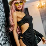 Elodora Sex Doll 165 cm IronTech en robe noire, chapeau et lunettes, pose élégante.