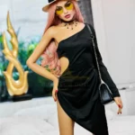 Elodora Sex Doll 165 cm IronTech Doll TPE en robe noire asymétrique, chapeau et lunettes.