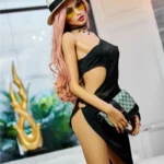 Elodora Sex Doll 165 cm IronTech Doll en robe noire, chapeau et lunettes, pose élégante.