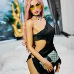 Elodora Sex Doll 165 cm IronTech, robe noire asymétrique, lunettes de soleil jaunes.