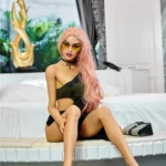 Elodora Sex Doll 165 cm IronTech Doll TPE assise, robe noire, lunettes de soleil.