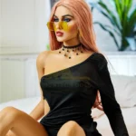 Elodora Sex Doll 165 cm IronTech Doll TPE assise en robe noire, lunettes jaunes.