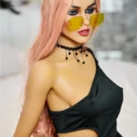 Elodora Sex Doll 165 cm IronTech Doll TPE assise, robe noire, lunettes jaunes.