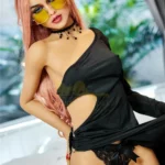 Elodora Sex Doll 165 cm IronTech Doll TPE en lingerie noire, pose séduisante sur lit.