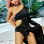 Elodora Sex Doll 165 cm IronTech en robe noire, posant sensuellement sur un lit.