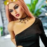 Elodora Sex Doll 165 cm IronTech Doll TPE en robe noire asymétrique, cheveux roses, lunettes dorées.