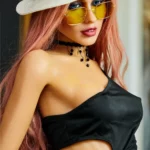 Elodora Sex Doll 165 cm IronTech Doll TPE, chapeau blanc, lunettes jaunes, robe noire élégante.