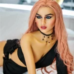 Elodora Sex Doll 165 cm IronTech, pose allongée, cheveux roses, tenue noire élégante.