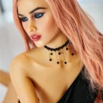 Elodora Sex Doll 165 cm IronTech, cheveux roses, robe noire, pose assise élégante.