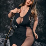 Elody Sex Doll 158 cm IronTech en robe noire transparente, assise sur chaise, regard captivant.