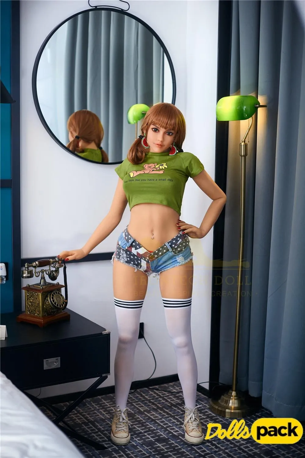 Eloiah Sex Doll 159 cm IronTech Doll TPE en tenue décontractée, posant près d'une table.