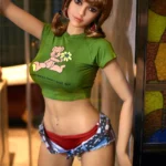 Eloiah Sex Doll 159 cm IronTech, pose debout, tenue décontractée, cheveux bruns.