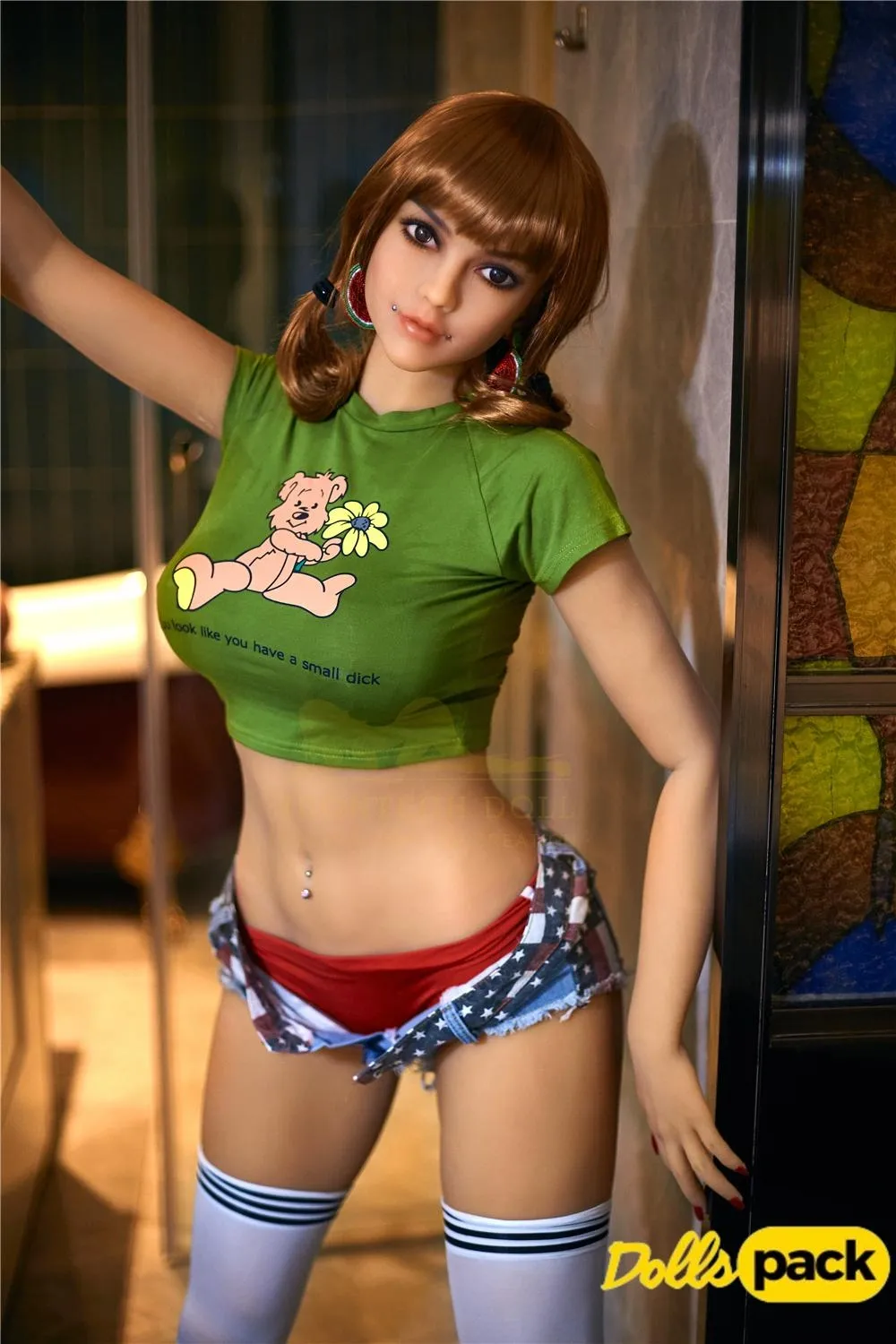 Eloiah Sex Doll 159 cm IronTech, pose debout, tenue décontractée, cheveux bruns.