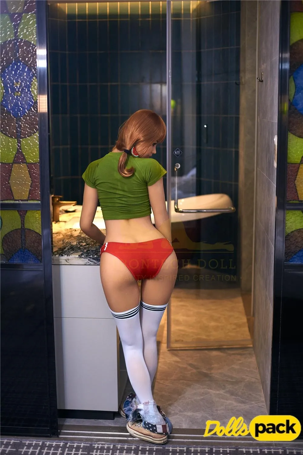 Eloiah Sex Doll 159 cm IronTech en tenue sportive, de dos, dans une salle de bain moderne.