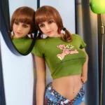 Eloiah Sex Doll 159 cm IronTech en tenue décontractée, reflet miroir, cheveux bruns.