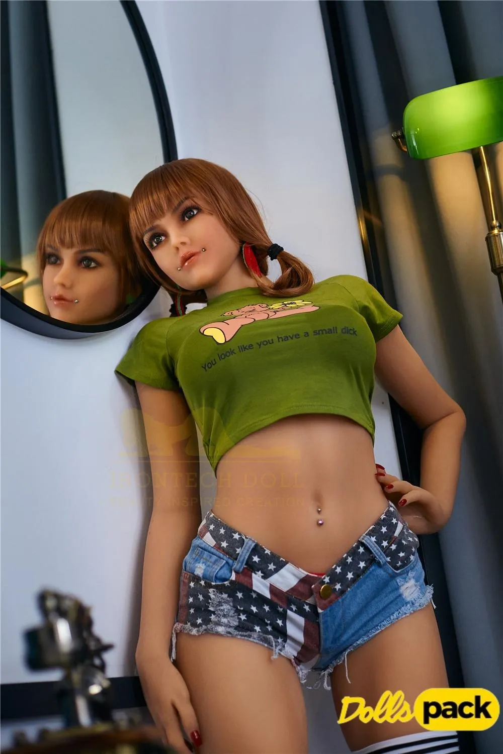 Eloiah Sex Doll 159 cm IronTech, debout en miroir, t-shirt vert, short jean étoilé.