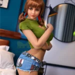 Eloiah Sex Doll 159 cm IronTech Doll TPE en tenue décontractée, pose de profil.