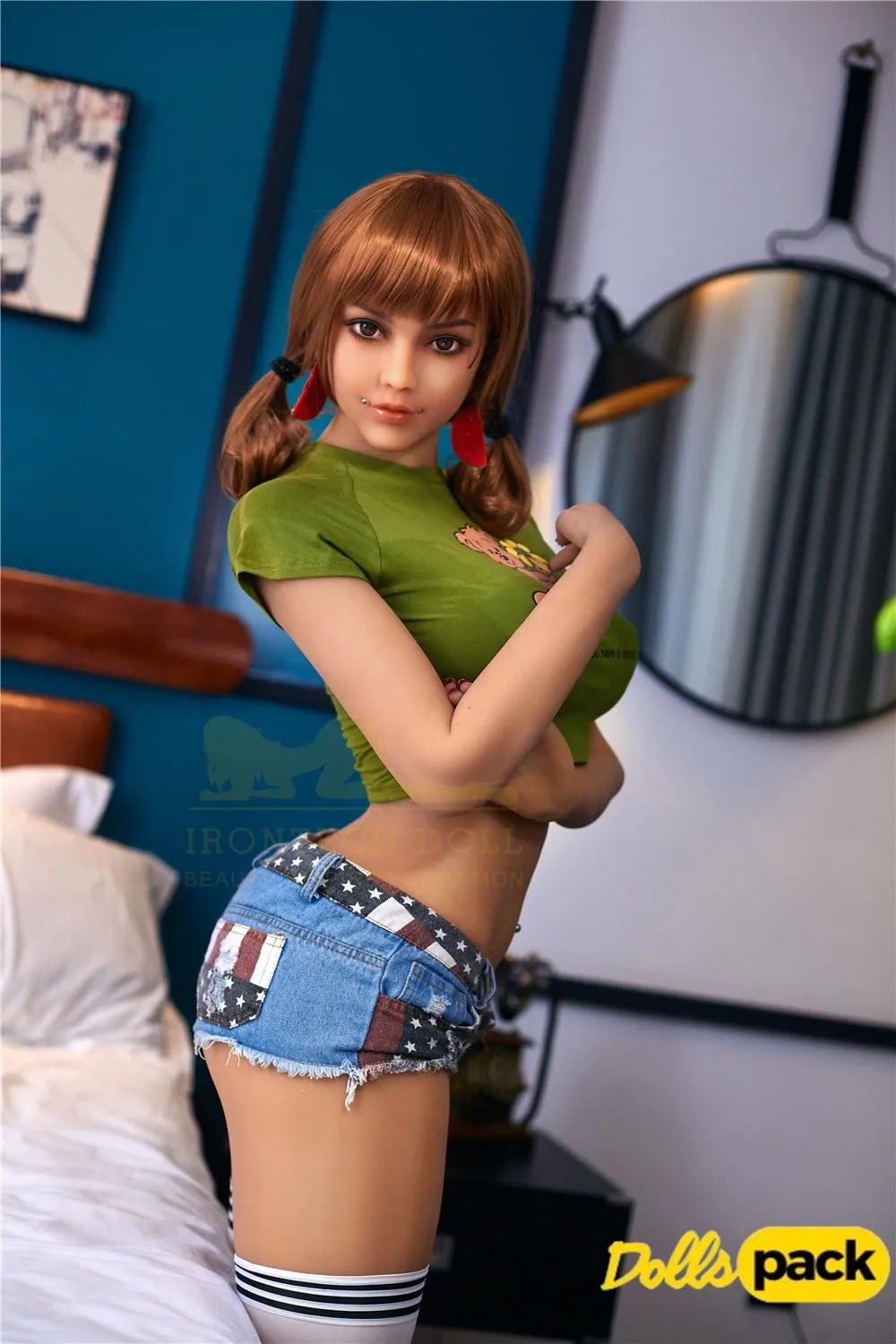 Eloiah Sex Doll 159 cm IronTech Doll TPE en tenue décontractée, pose de profil.
