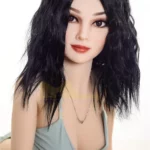 Eloïse Sex Doll 155 cm IronTech Doll TPE en bikini turquoise, cheveux noirs ondulés.