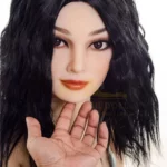Eloïse Sex Doll 155 cm IronTech, visage réaliste, cheveux noirs ondulés, main touchant le menton.